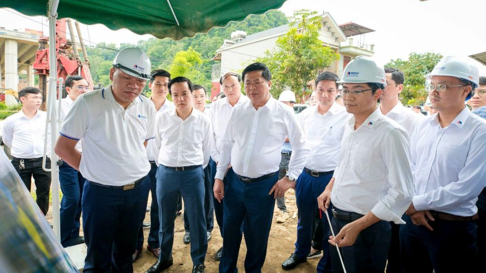 Bộ trưởng Bộ Xây dựng Trần Hồng Minh trao quyết định cho các cán bộ vừa được bổ nhiệm.