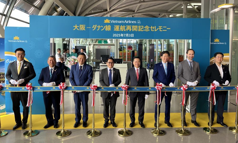 3. Nghi thức cắt băng khai trương diễn ra trang trọng tại sân bay quốc tế Kansai.