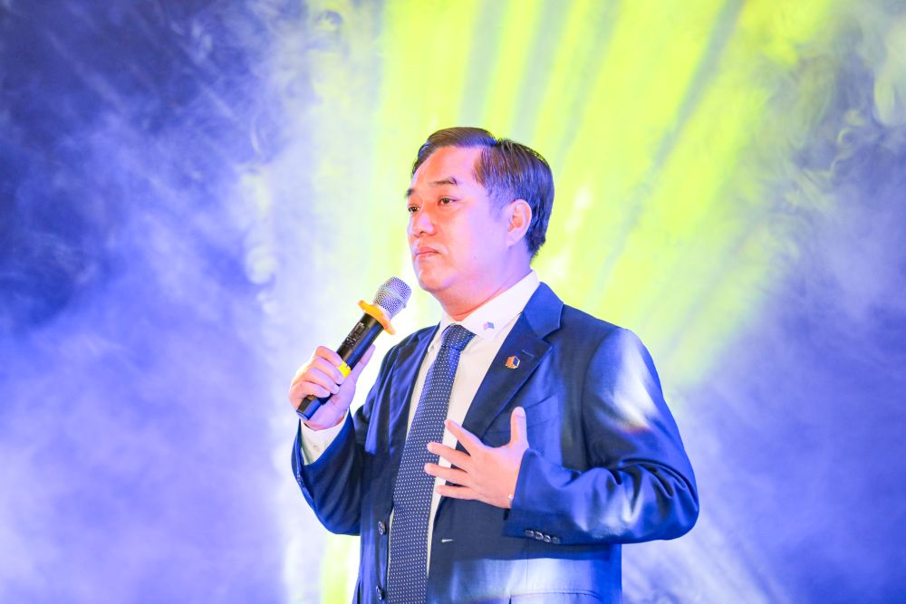 Chủ tịch Hồ Minh Hoàng thể hiện một trích đoạn trong bài hát bài “Khát vọng Cửu Long Giang”.