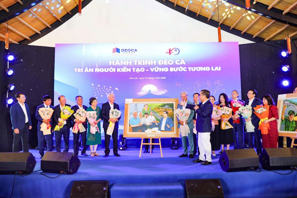 Ông Hồ Minh Hoàng tri ân các cố vấn của Tập đoàn Đèo Cả nhân sự kiện kỷ niệm 40 năm thành lập 