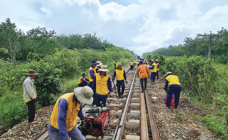 Các nhà thầu tập trung thi công cải tạo đường sắt đoạn Nha Trang - Sài Gòn. Ảnh