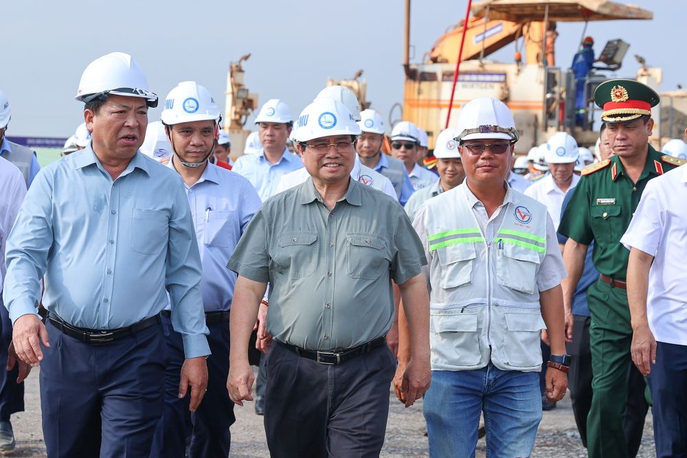 Thủ tướng kiểm tra khu vực thi công đường cất hạ cánh thứ 2 tại sân bay; kiểm tra khu vực thi công nhà ga sân bay - Ảnh: VGP/Nhật Bắc