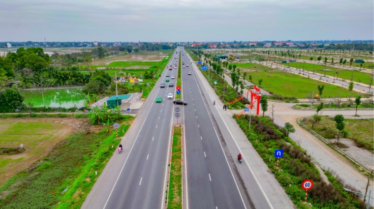 Tuyến đường bộ nối cao tốc Hà Nội - Hải Phòng với cao tốc Cầu Giẽ - Ninh Bình hiện đã được đầu tư quy mô 4 làn xe, tiêu chuẩn đường cấp 2. Ảnh: Ngọc Diệp.