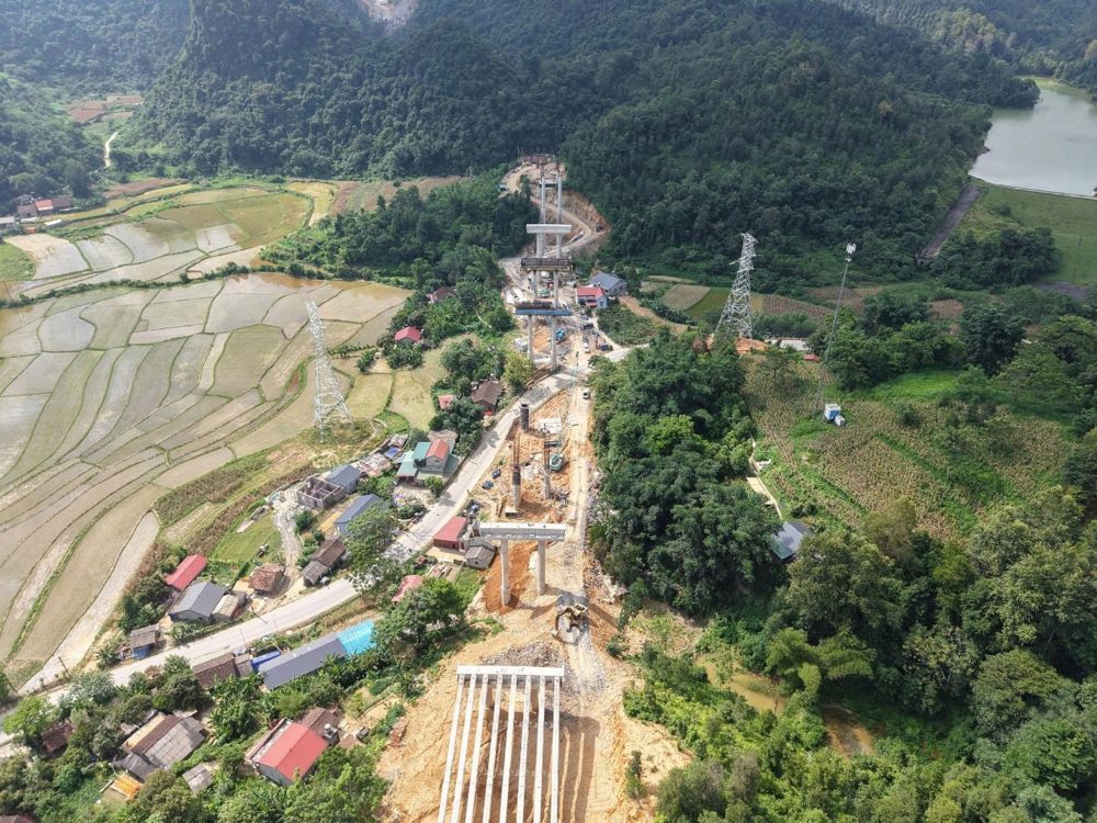 Tranh thủ thời tiết nắng ráo sau thời gian dài mưa lũ, các hạng mục thi công ngoài trời được các nhà thầu tăng cường nhân lực và máy móc để bù đắp tiến độ.