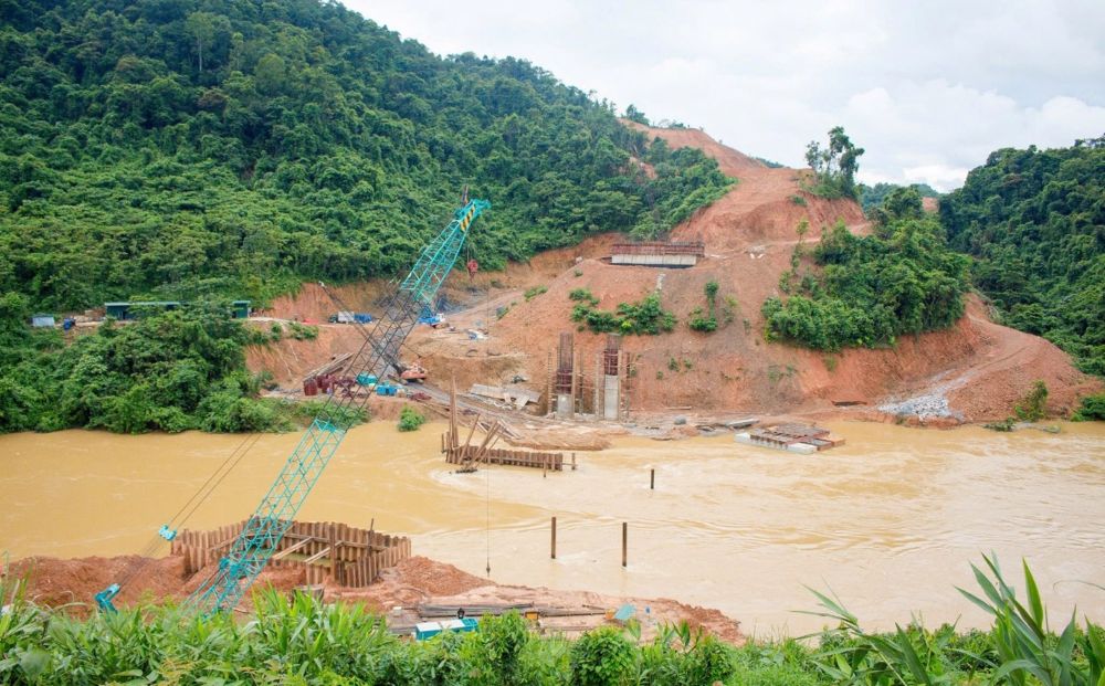 Tranh thủ thời tiết nắng ráo sau thời gian dài mưa lũ, các hạng mục thi công ngoài trời được các nhà thầu tăng cường nhân lực và máy móc để bù đắp tiến độ.