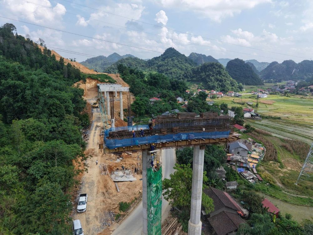 Giải pháp sử dụng cầu cạn được lựa chọn nhằm bảo vệ tối đa cảnh quan thiên nhiên và giảm thiểu tác động đến hoạt động sản xuất nông nghiệp.