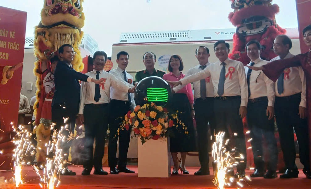 Các đại biểu thực hiện nghi thức