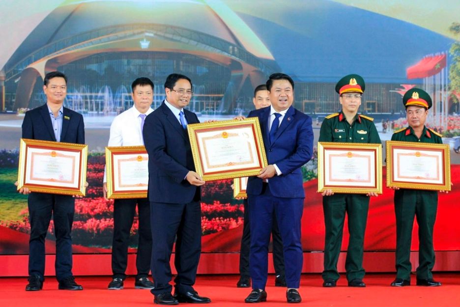 Ông Nguyễn Hữu Hùng - Phó Chủ tịch HĐQT Công ty HHV nhận Bằng khen của Thủ tướng Chính phủ.