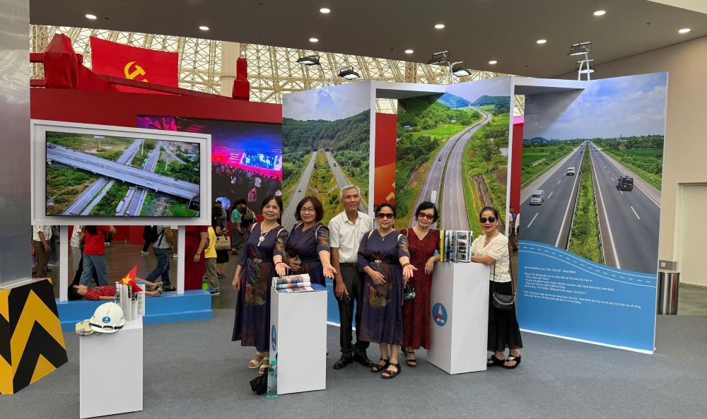 Người dân thăm qua, chụp ảnh check in tại gian hàng của VEC.