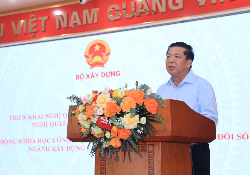 Bộ trưởng Bộ Xây dựng Trần Hồng Minh trao quyết định cho các cán bộ vừa được bổ nhiệm.