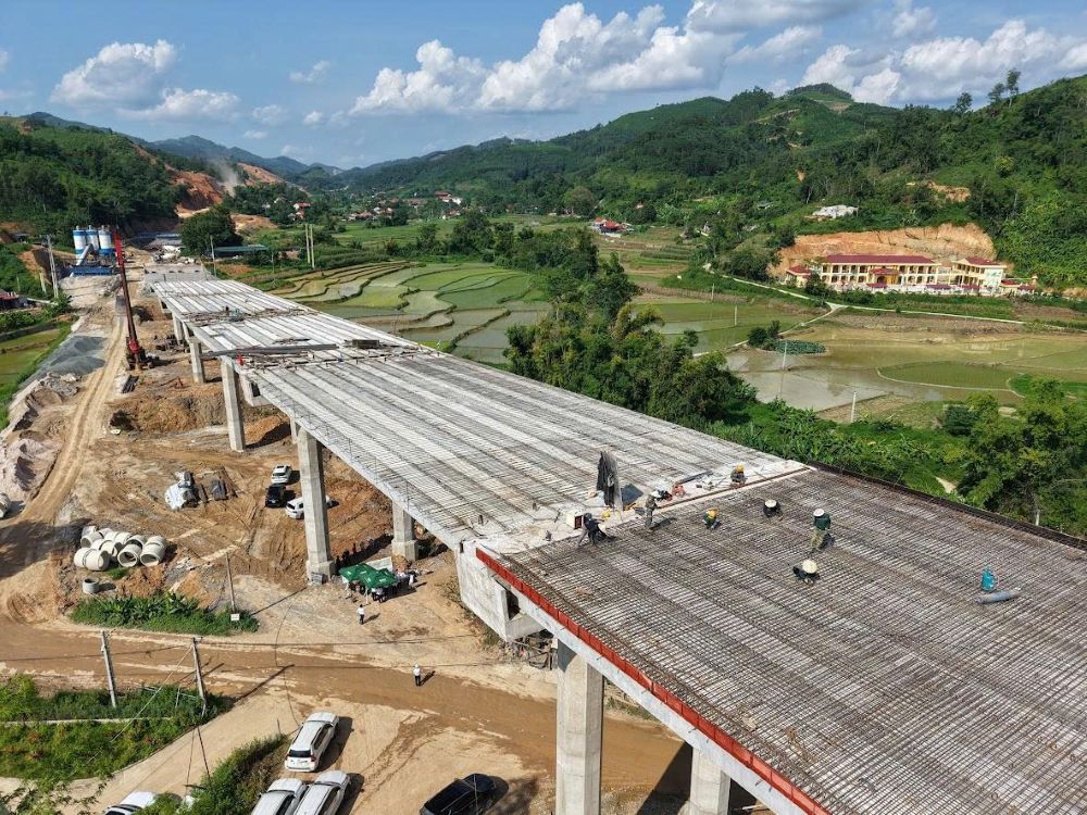 HHV đang huy động nguồn lực, thiết bị để đẩy nhanh tiến độ thi công Dự án cao tốc Quảng Ngãi - Hoài Nhơn.