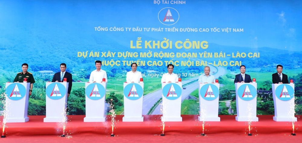 Các đại biểu thực hiện nghi thức triển khai Dự án.