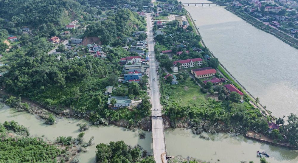 Hiện trường vụ sập đầu cầu Tát Luông, đoạn qua khu vực Trung tâm Giáo dục nghề nghiệp – Giáo dục thường xuyên (thôn 6), xã Na Hang, tỉnh Tuyên Quang hôm 3/10.