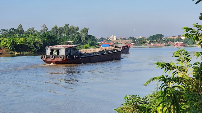Hoạt động vận tải đường thuỷ trên tuyến sông Luộc qua Hưng Yên.