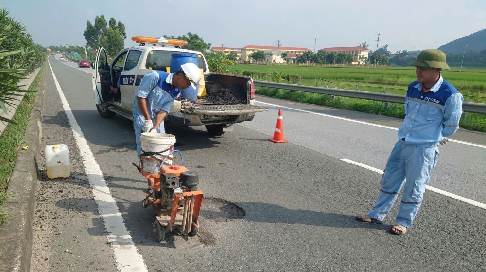Sữa chữa hư hỏng mặt đưởng do mưa lũ trên cao tốc Nội Bài - Lào Cai.