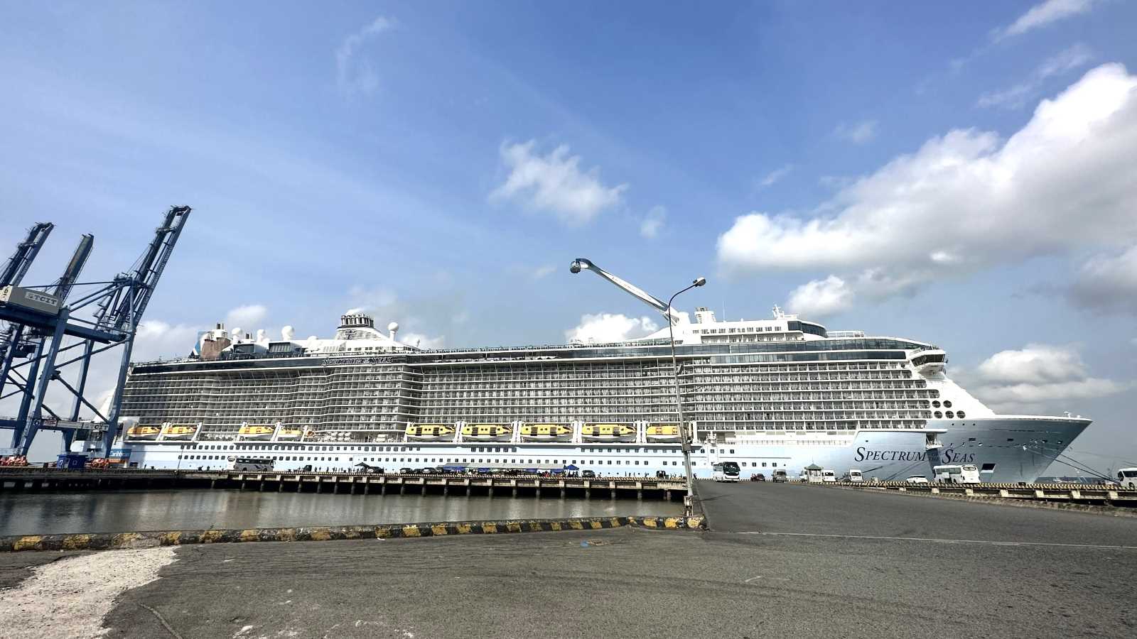 Sáng 20/2, tàu biển quốc tế Spectrum of the Seas chở hơn 4.000 du khách đa quốc tịch đã cập cảng Tân Cảng-Cái Mép