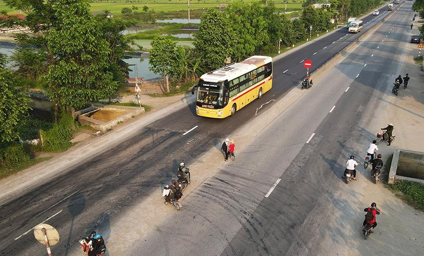 Một đoạn Quốc lộ 1 qua Hà Tĩnh (báo Hà Tĩnh).