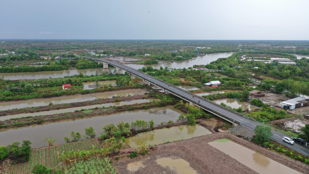 Cầu Hòa Trung đã được đưa vào sử dụng 10 năm nay mà các đơn vị thi công vẫn chưa nhận được các khoản thanh toán như cam kết.