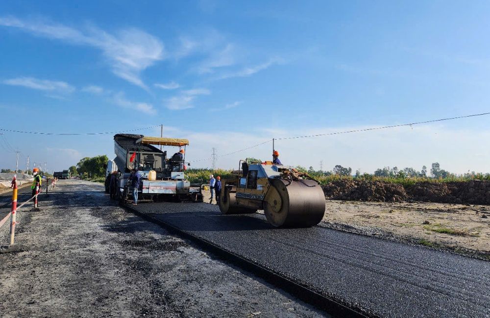  thảm bê tông nhựa tại gói XL03 đoạn cao tốc Hậu Giang - Cà Mau (Ảnh: Mỹ Lệ)