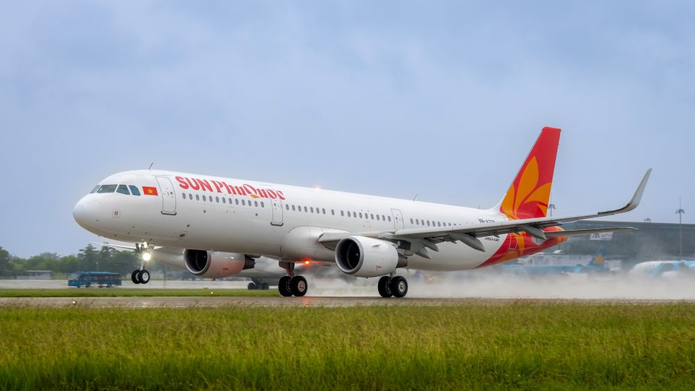 Chuyến bay thương mại đầu tiên của Sun PhuQuoc Airways khởi hành từ Cảng hàng không quốc tế Nội Bài đến Cảng hàng không quốc tế Phú Quốc.