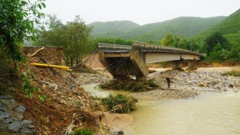 mưa lũ gây hư hỏng nghiêm trọng đối với kết cấu hạ tầng giao thông tại khu vực cầu cạn Km396+050 đường Hồ Chí Minh nhánh tây qua TP.Huế.