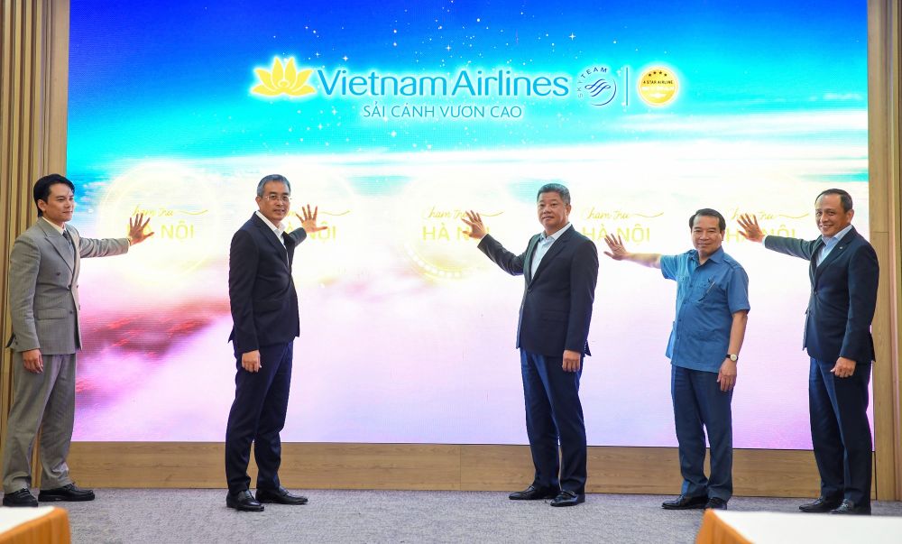 1. Các đại biểu thực hiện nghi thức công bố đường bay thẳng Hồ Chí Minh - Copenhagen của Vietnam Airlines từ ngày 15_12_2025