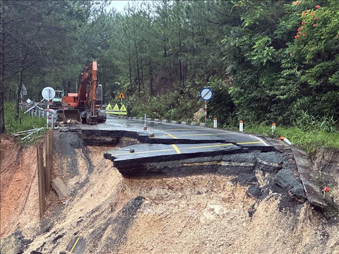 Đêm 19/11/2025, đèo Mimosa - cửa ngõ chính vào đô thị Đà Lạt (trung tâm tỉnh lỵ Lâm Đồng) bị sạt lở nghiêm trọng khi hàng chục mét đường tụt xuống vực. Chính quyền địa phương đã tổ chức lực lượng chốt chặn 2 đầu đèo và phân luồng phương tiện theo 2 hướng vào khu đô thị Đà Lạt. Ảnh: Chu Quốc Hùng - TTXVN.