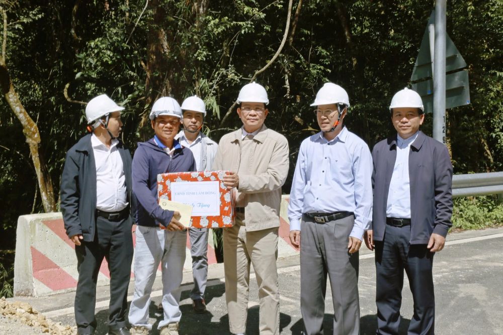 Chủ tịch UBND tỉnh Lâm Đồng tặng quà động viên cán bộ, kỹ sư, công nhân thi công tại công trường.
