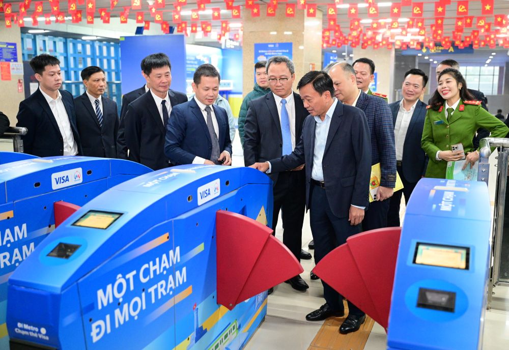 Thứ trưởng Bộ Công an Nguyễn Văn Long, Thứ trưởng Bộ Xây dựng Nguyễn Danh Huy trải nghiệm hệ thống soát vé tự động ứng dụng định danh, xác thực điện tử, nhận diện sinh trắc học và thanh toán không dùng tiền mặt đối với hành khách.