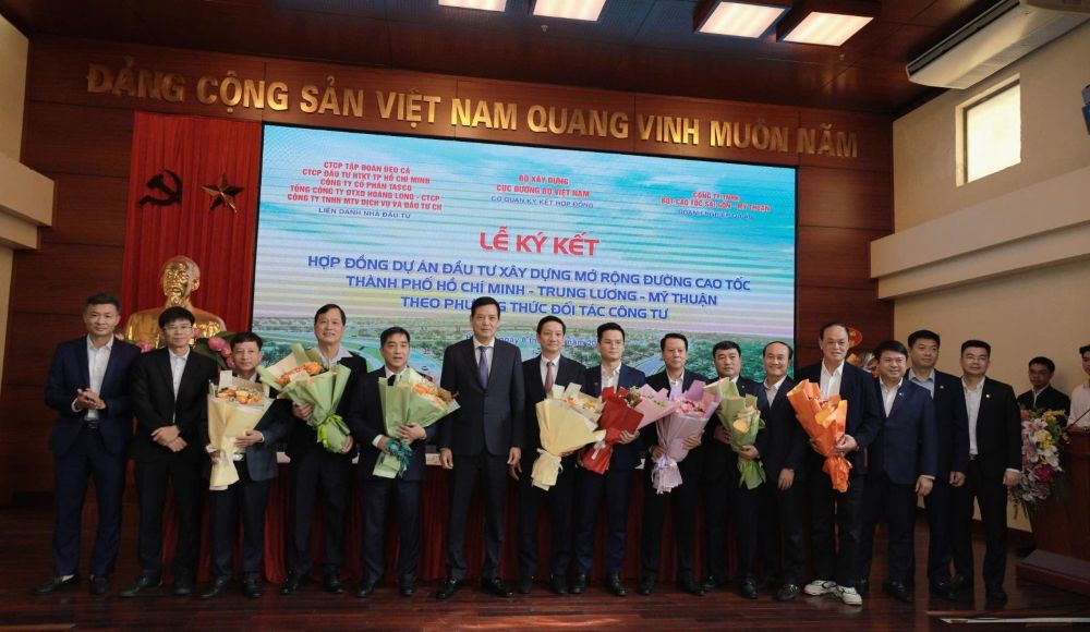 Thứ trưởng Bộ Xây dựng Bùi Xuân Dũng tặng hoa chúc mừng liên danh các nhà thầu thực hiện Dự án xây dựng mở rộng cao tốc Thành phố Hồ Chí Minh -Trung Lương-Mỹ Thuận.