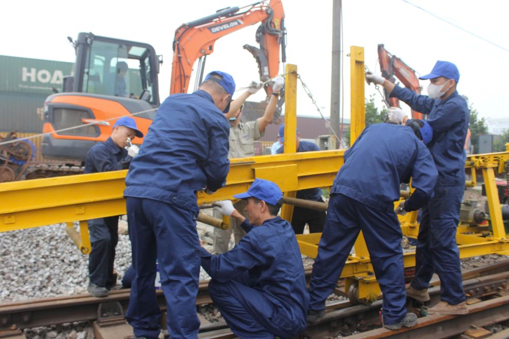 Lắp ráp chiếc máy băng tải đá mang tên Lực Sỹ để vận chuyển vật liệu vào điểm xảy ra hư hỏng.