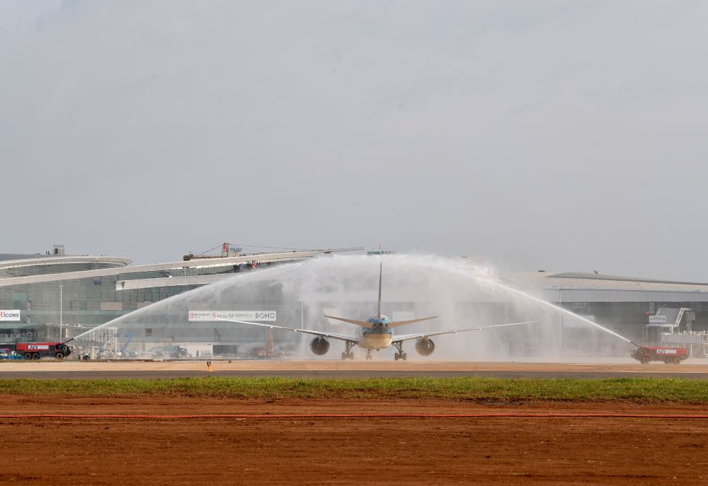 1. Chuyến bay mang số hiệu VN5001 được chào đón bằng nghi thức phun vòi rồng.