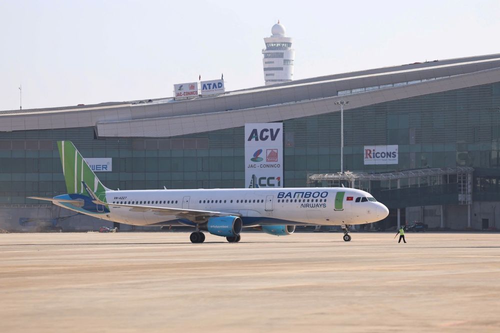 T&agrave;u bay của Bamboo Airways hạ c&aacute;nh tại Cảng h&agrave;ng kh&ocirc;ng quốc tế Long Th&agrave;nh.