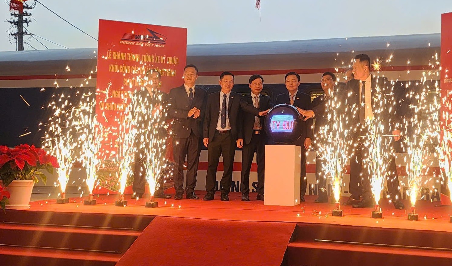 Các đại biểu thực hiện nghi thức triển khai Dự án.