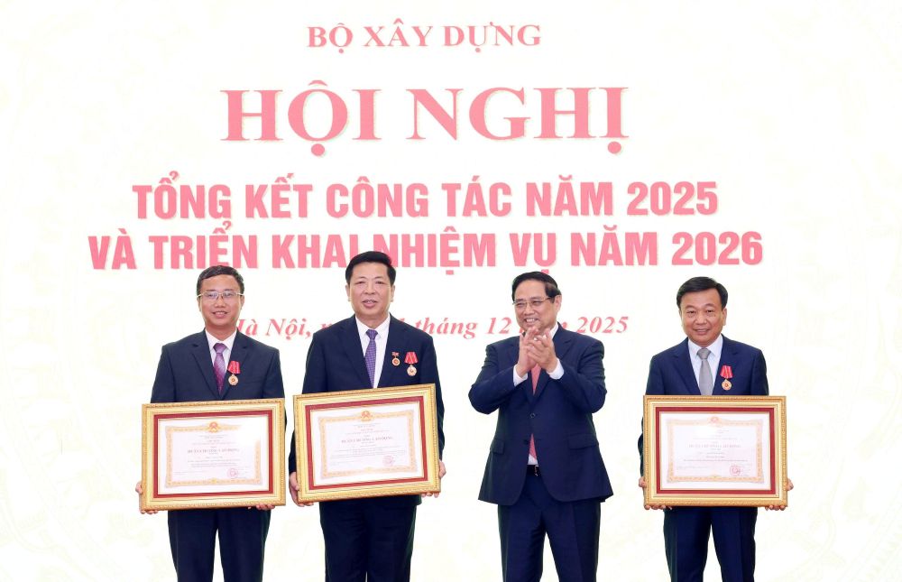 Thủ tướng trao c&aacute;c danh hiệu cao qu&yacute; cho c&aacute;c c&aacute; nh&acirc;n thuộc Bộ X&acirc;y dựng.