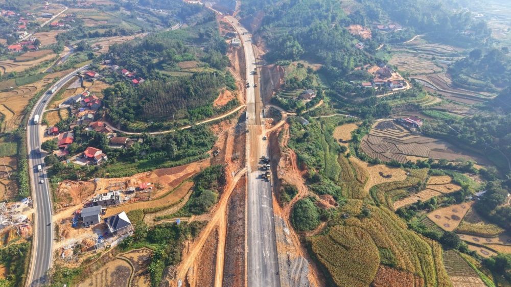 Thi c&ocirc;ng Dự &aacute;n tuyến cao tốc cửa khẩu Hữu Nghị - Chi Lăng.