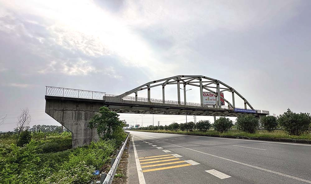 Một cầu đường sắt thi c&ocirc;ng dang dở qua khu vực Bắc Ninh.