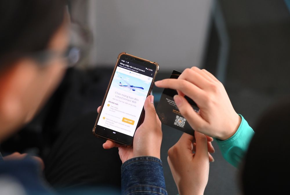 Dịch vụ Internet tr&ecirc;n m&aacute;y bay cho ph&eacute;p h&agrave;nh kh&aacute;ch dễ d&agrave;ng truy cập v&agrave; sử dụng c&aacute;c tiện &iacute;ch trực tuyến trong suốt chuyến bay.