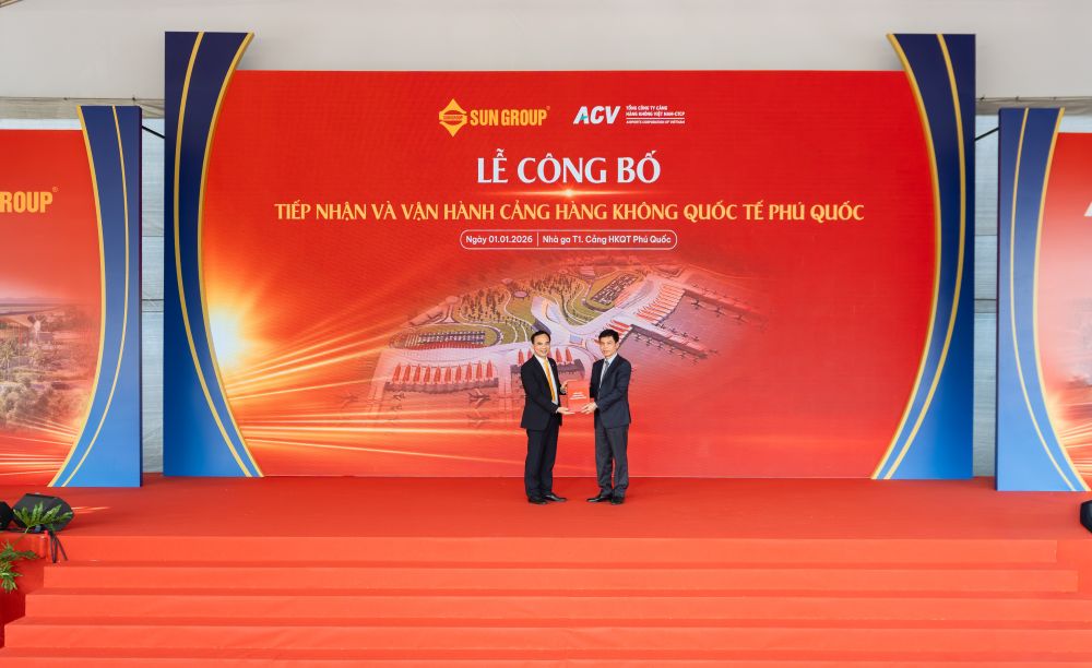 Thứ trưởng Bộ X&acirc;y dựng L&ecirc; Anh Tuấn trao Giấy ph&eacute;p kinh doanh cảng h&agrave;ng kh&ocirc;ng cho đại diện SAC.