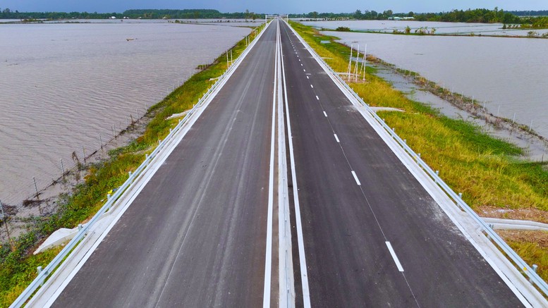 Một đoạn cao tốc Cần Thơ - C&agrave; Mau. (Ảnh: B&aacute;o X&acirc;y dựng).