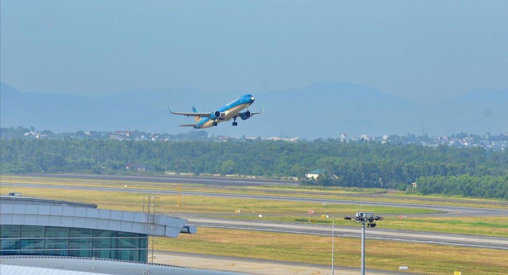 Một t&agrave;u bay của Vietnam Airlines cất c&aacute;nh từ Cảng h&agrave;ng kh&ocirc;ng quốc tế Đ&agrave; Nẵng. Ảnh: TTXVN.