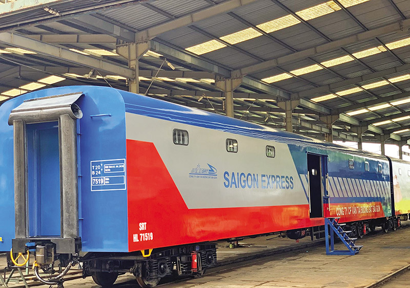 Đóng mới toa xe tại Nhà máy Xe lửa Dĩ An (tỉnh Bình Dương).