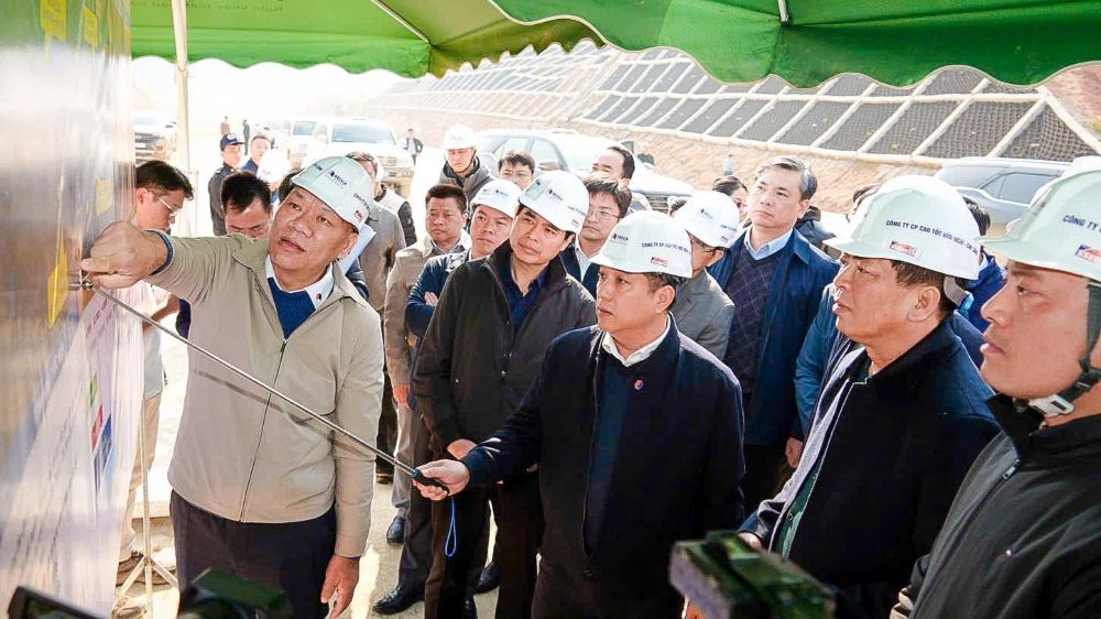 Đại diện nh&agrave; đầu tư b&aacute;o c&aacute;o Bộ trưởng X&acirc;y dựng t&igrave;nh h&igrave;nh triển khai Dự &aacute;n đầu tư x&acirc;y dựng tuyến cao tốc Đồng Đăng &ndash; Tr&agrave; Lĩnh.