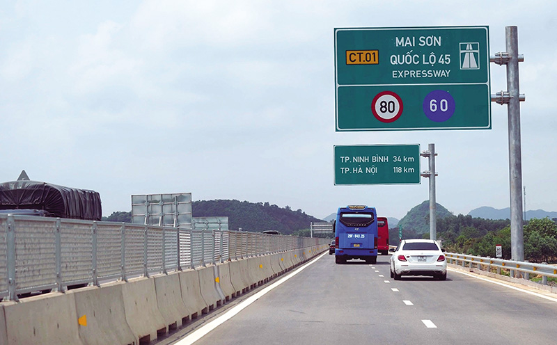 Người điều khiển xe cơ giới tr&ecirc;n 6 tuyến cao tốc dự kiến đưa v&agrave;o thu ph&iacute; hiện rất quan t&acirc;m tới mức ph&iacute; sử dụng đường cao tốc. Trong ảnh: Tuyến cao tốc Mai Sơn - Quốc lộ 45.