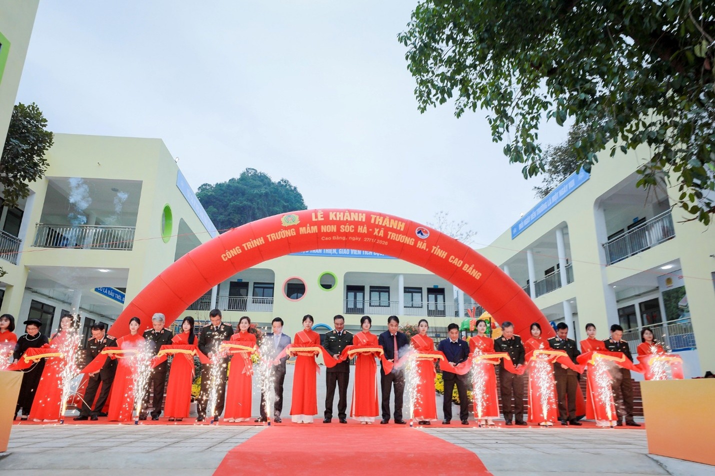 C&aacute;c đại biểu Bộ C&ocirc;ng an cắt băng kh&aacute;nh th&agrave;nh Trường Mầm non S&oacute;c H&agrave; (x&atilde; Trường H&agrave;, tỉnh Cao Bằng) do Tập đo&agrave;n Đ&egrave;o Cả l&agrave; đơn vị triển khai Dự &aacute;n.