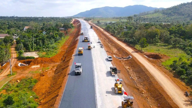 Thi c&ocirc;ng Dự &aacute;n đường cao tốc Kh&aacute;nh H&ograve;a - Bu&ocirc;n Ma Thuột.