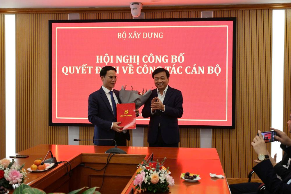 Thứ trưởng Bộ Xây dựng Nguyễn Danh Huy (bên phải) trao quyết định bổ nhiệm Giám đốc Ban quản lý Dự án Đường sắt cho ông Mai Minh Việt.