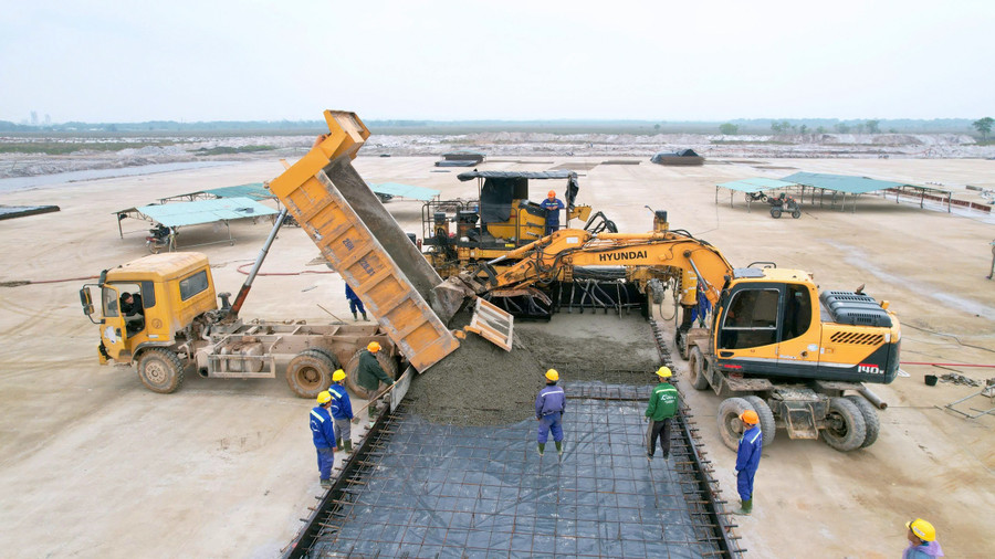 Thi c&ocirc;ng s&acirc;n đỗ Cảng h&agrave;ng kh&ocirc;ng Quảng Trị. Ảnh: Đăng Đức.