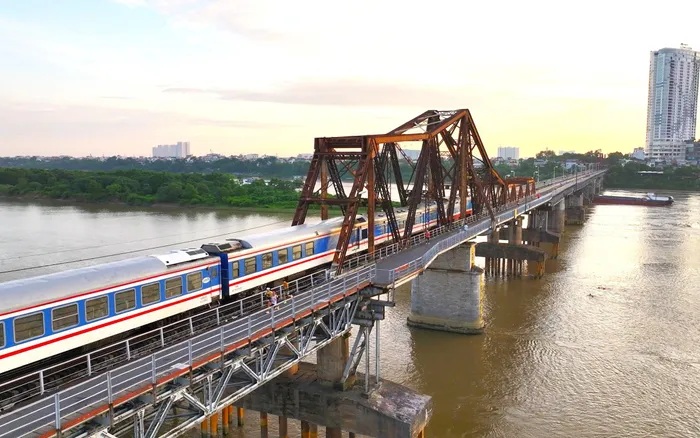 Một đo&agrave;n t&agrave;u tuyến H&agrave; Nội - Đồng Đăng lưu th&ocirc;ng qua cầu Long Bi&ecirc;n.