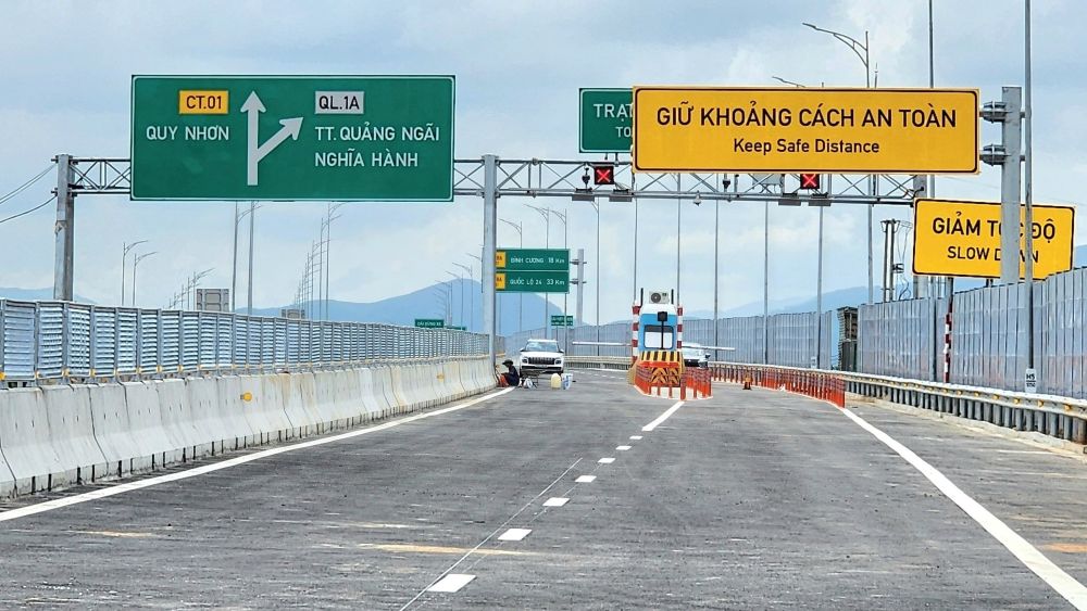 Một đoạn cao tốc Quảng Ng&atilde;i - Ho&agrave;i Nhơn.